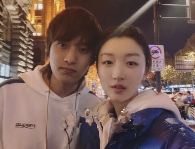 周冬雨恋情曝光唐培彦备胎上位随行的同学发文否认我也在旁边啊