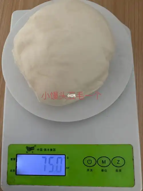这是小馒头五毛一个众所周知馒头是100克223大卡我问了卖家使用的是