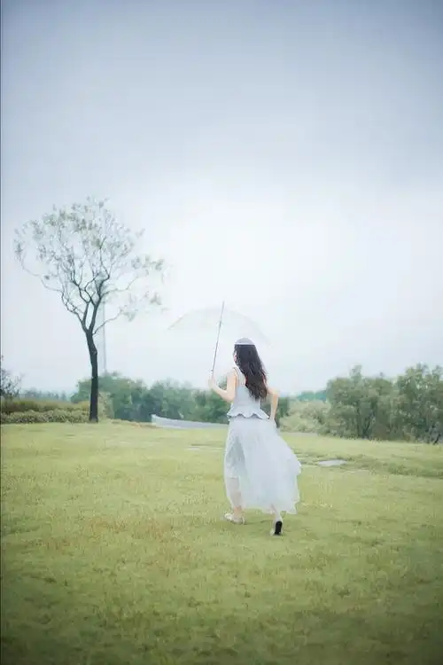 她的雨天美女图片