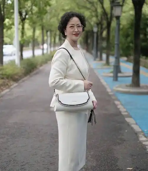 学学这位上海老奶奶的穿搭,穿得时尚_女性_图案_衣服