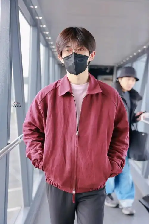 易烊千玺皮衣街拍