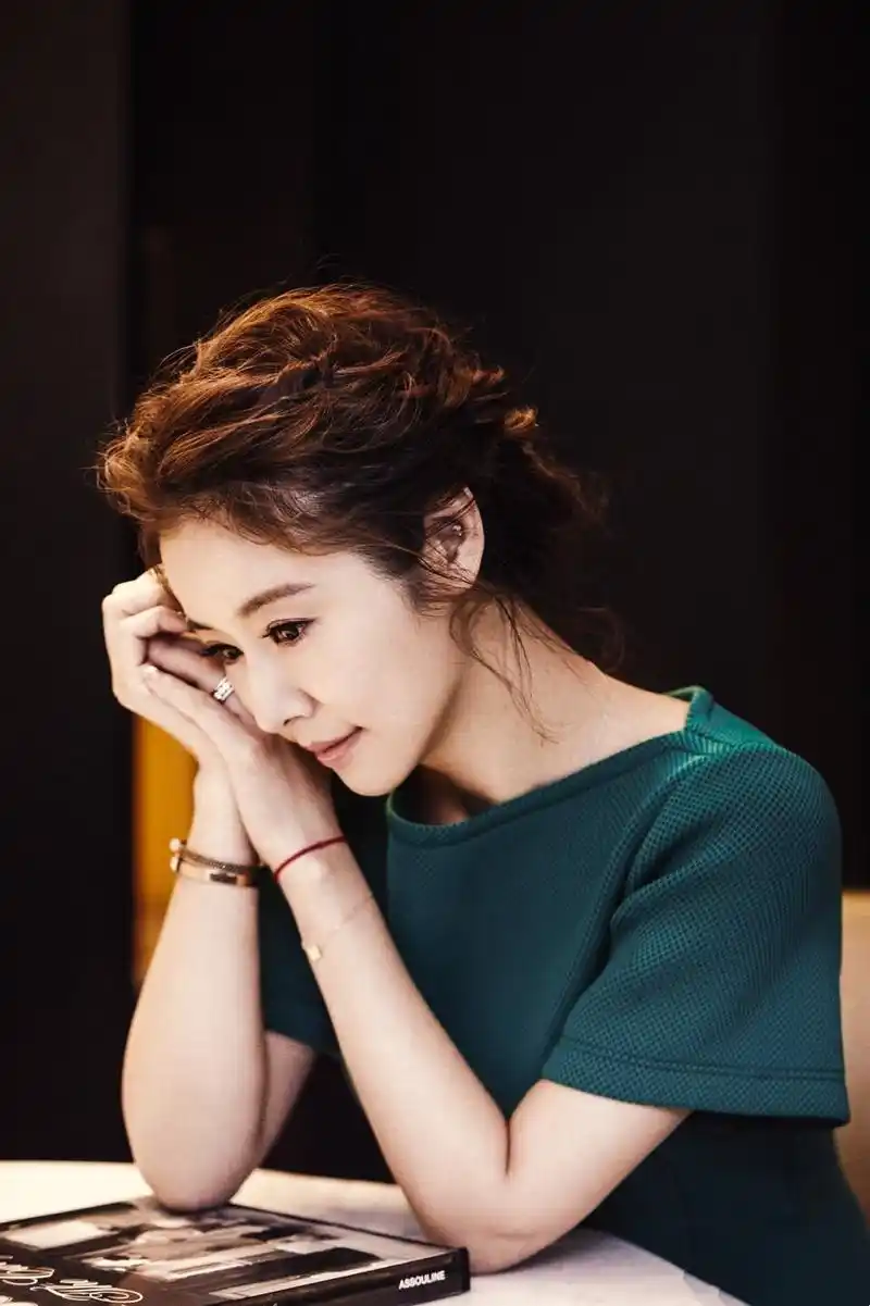 林心如换新款公主小卷发甜炸了,搭配一条抹胸印花裙,美到骨子里