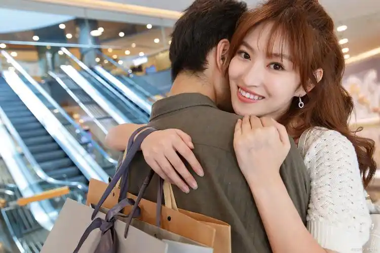 愿意跟对方分享任何开心与不开心的事情, 这是谈恋爱最幸福的时刻