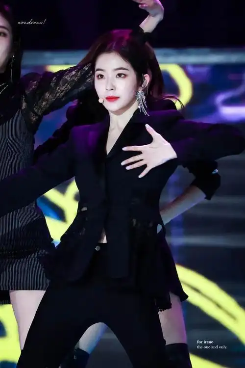 redvelvet的irene裴珠泫黑色西装露肩礼服黑衣大全