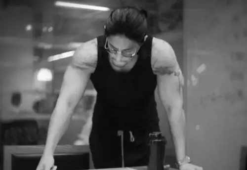 蒋友柏也用自己健身的经历证明了这世上所谓奇迹都是持续性自律的结果