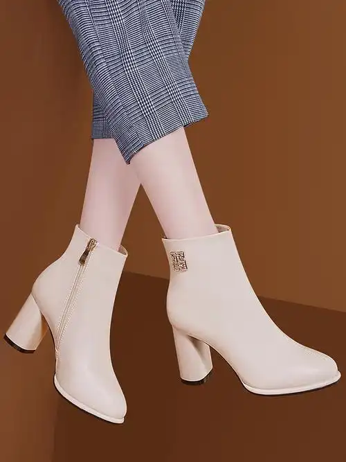 白色短靴女粗跟软皮秋冬款2021新款冬季加绒高跟鞋气质时尚马丁靴