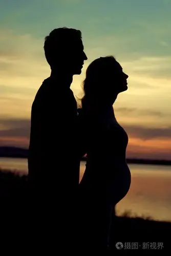 那个拥抱他怀孕的妻子的剪影