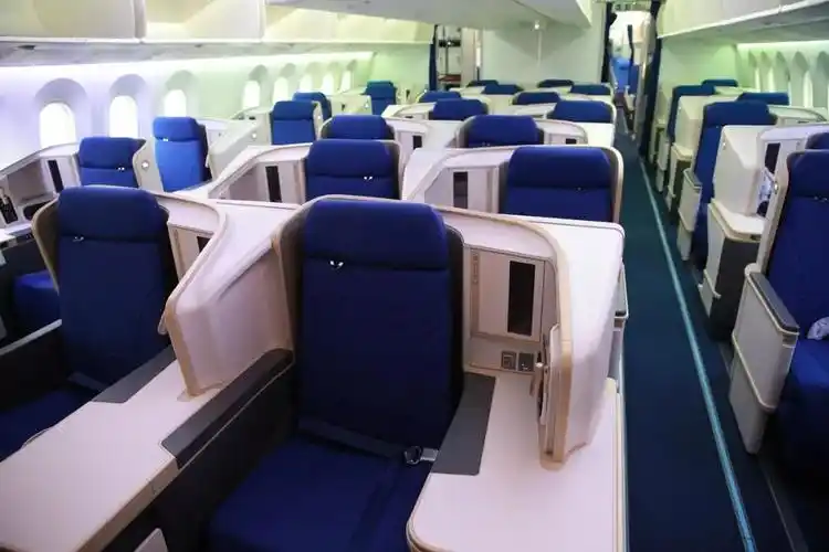 这架787-9采用经典的三舱布局,共276个座位,其中公务舱28个,明珠经济