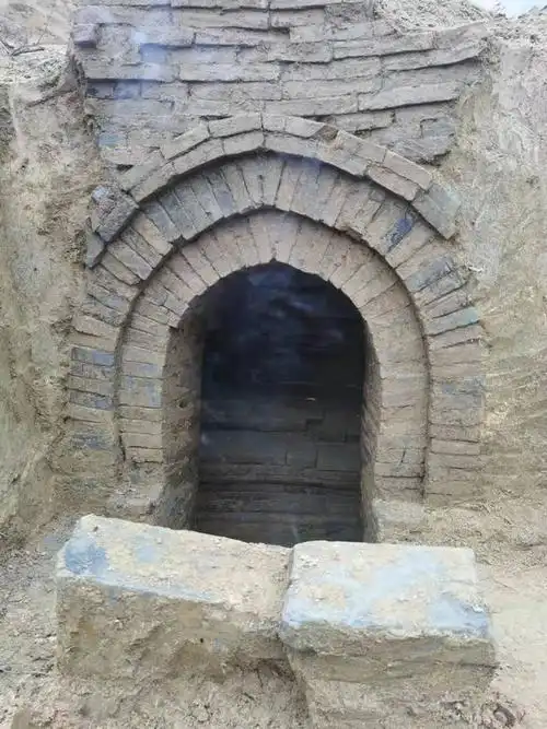 汉中汉山发现一处古墓群墓室内部曝光