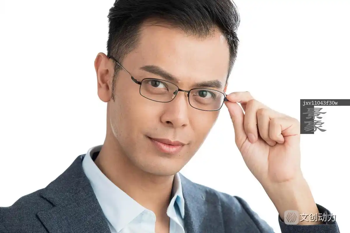 扶着眼镜的商务男士肖像