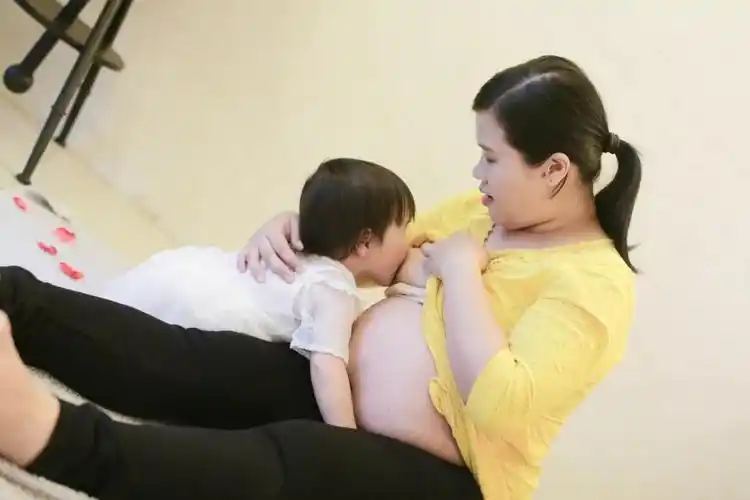 我怀孕了但是仍在为我的宝宝哺乳我需要断奶吗