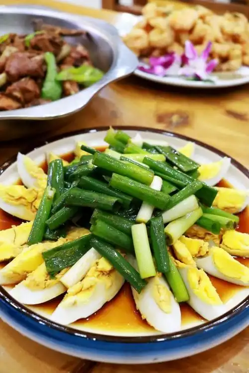 鹅蛋黄绵嫩香醇,鹅蛋清弹嫩细滑店里调的酱汁提鲜增味每一口都是极致