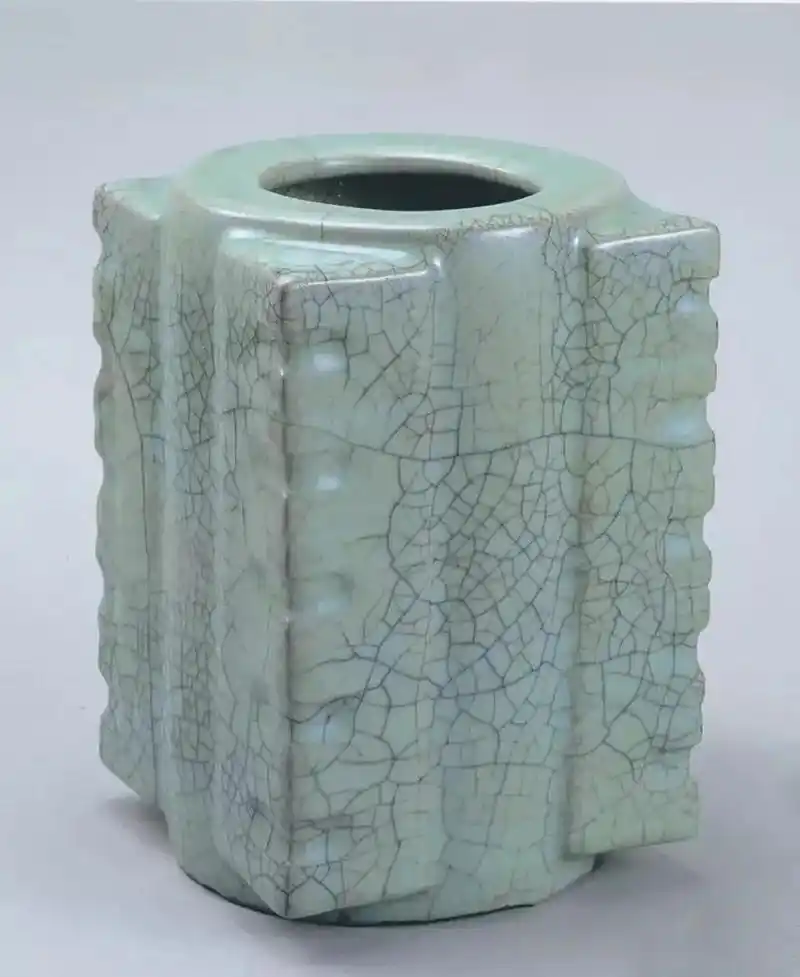 价值100亿韩币的 "南宋官窑青瓷琮式瓶"