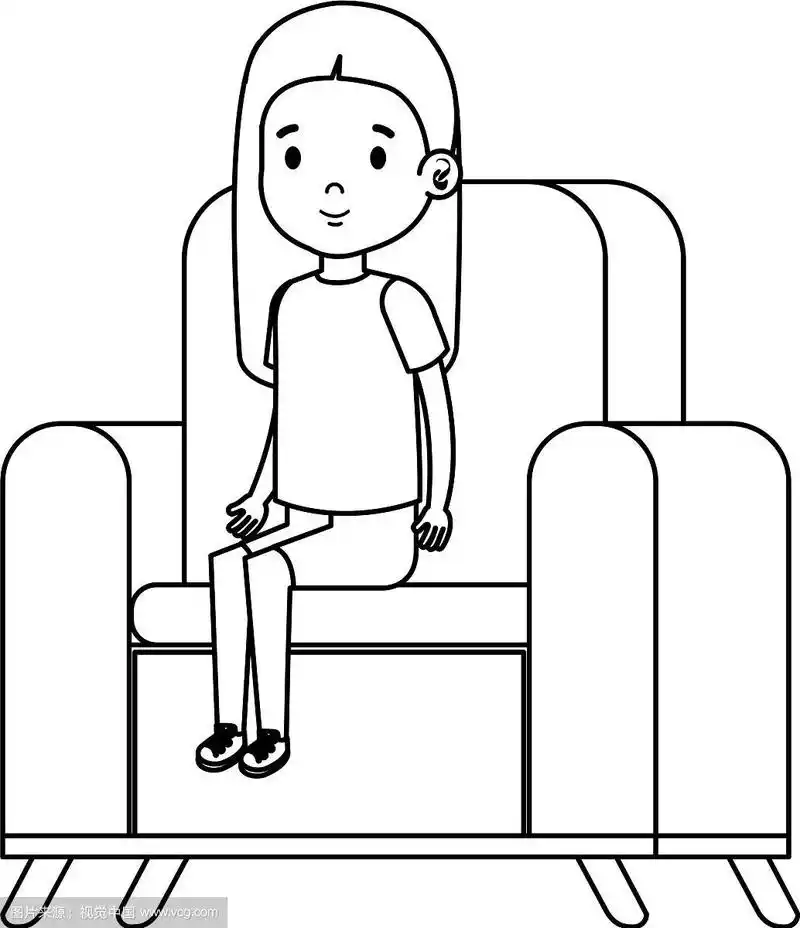 小女孩性格坐在沙发上