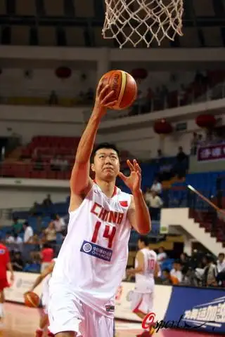 图文国际友谊赛中国vs克罗地亚王治郅稳健投篮