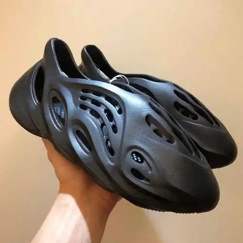 adidasyeezyfoamrunner椰子洞洞鞋多款配色曝光