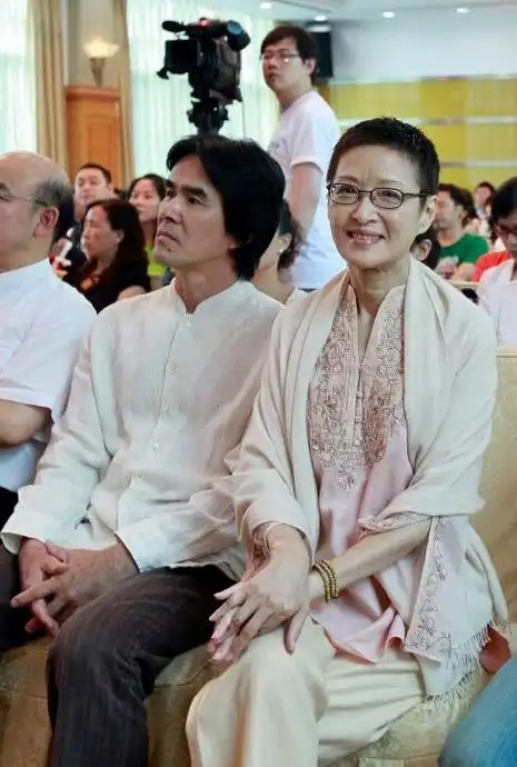 被70岁胡因梦的老年状态惊艳到:留短发,穿素衣,气质优雅高级