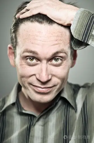 手中的头发的白种男人肖像