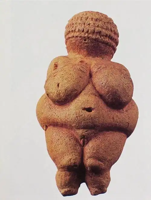 2,中国辽宁牛河梁出土的原始社会的女神塑像