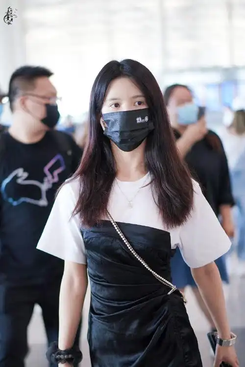 刘些宁今日机场look一则,拼接抽褶设计t恤裙搭配系带靴,紫色鞋带加持