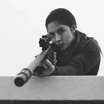 求手里拿枪 枪口对着镜头的头像