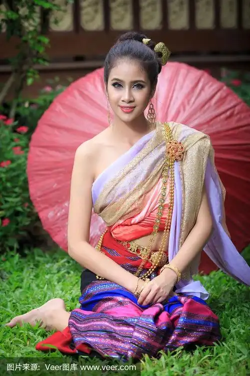 穿着传统服装的泰国女人