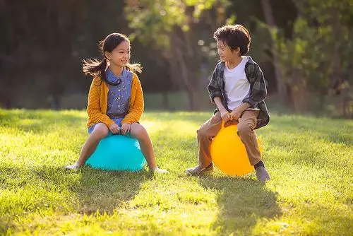 快乐的儿童在公园玩耍