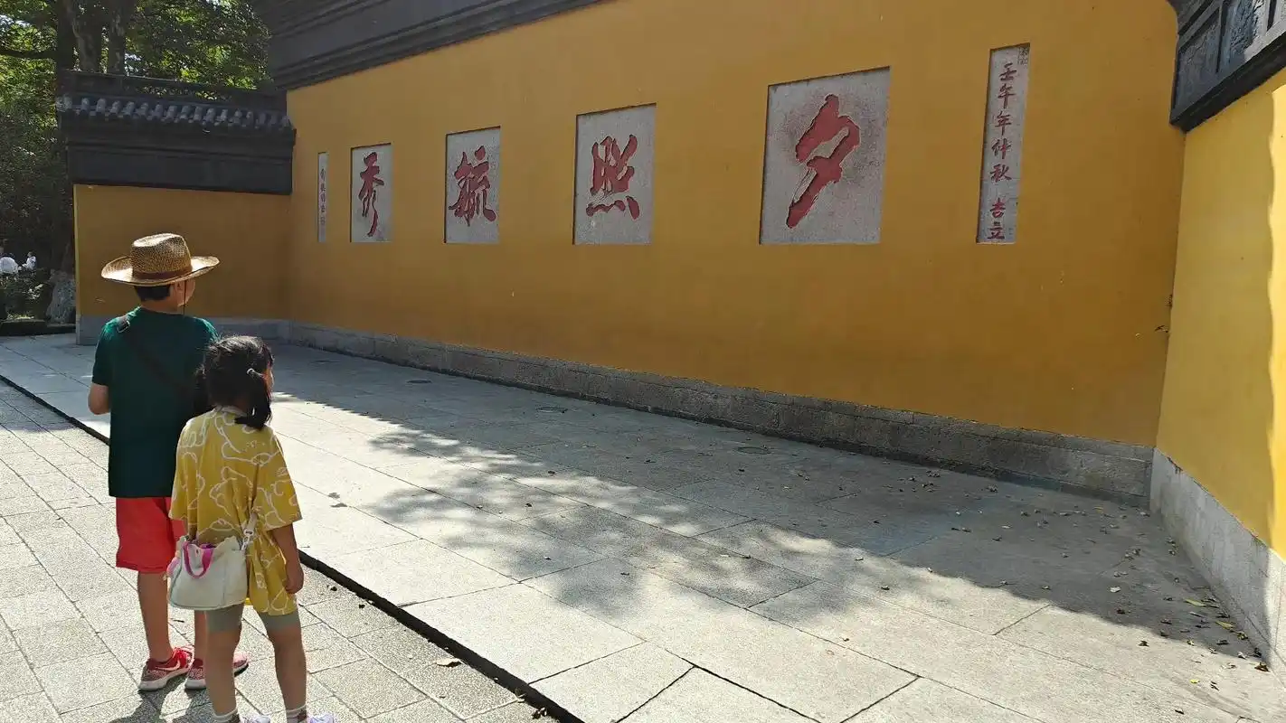 雷峰塔.雷峰塔,位于西湖风景区南岸的夕照山上,在净慈寺对面, - 抖音