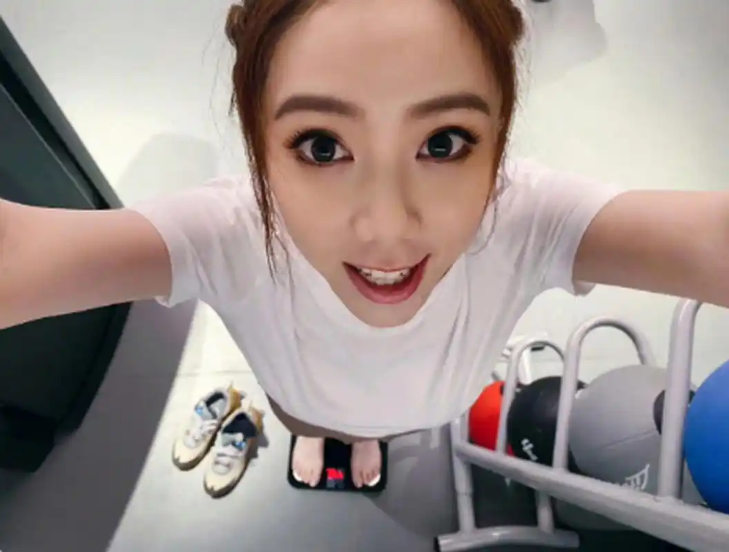 邓紫棋量体重自拍,好可爱的小姐姐