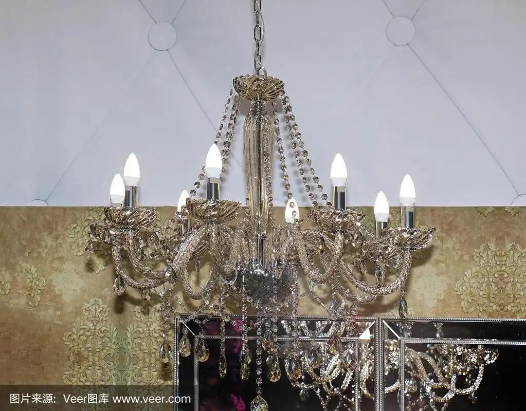 天花板上的老式水晶吊灯