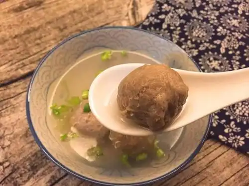 乍一看也没什么特殊,颜色比牛肉丸要浅许多,跟猪肉