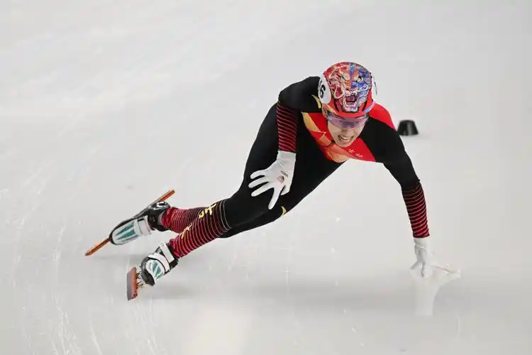 短道速滑公开组男子1500米孙龙获得冠军