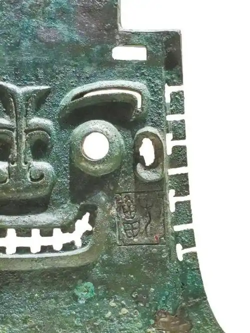 最早的钺是石制的,最高档的石头便是玉,甘肃省博物馆收藏的一件青玉钺