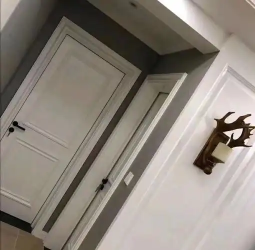 经典简欧木门 白门黑锁 和深色的客厅做呼应