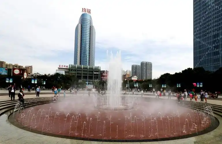 宜昌夷陵广场 群众热闹欢乐多