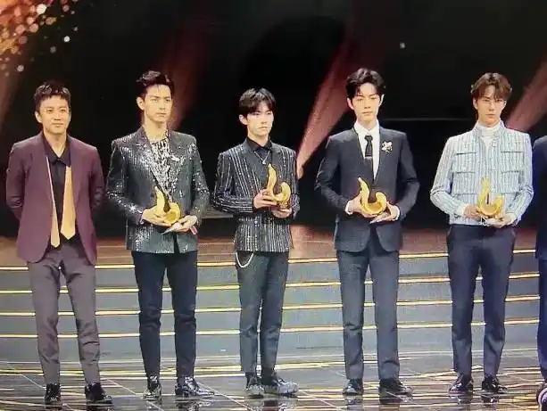 微博之夜李现坐在了赵丽颖刘亦菲中间一眼看去三人侧颜都好绝