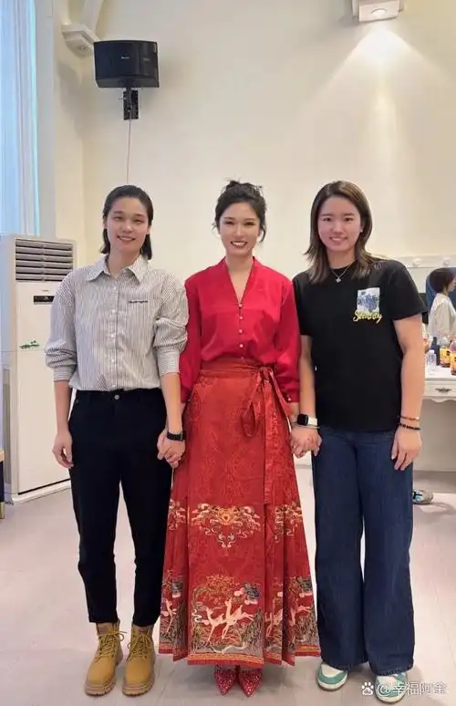 林莉出生于1992年,王梦洁出生于1995年,倪非凡出生于2001年,三人球场