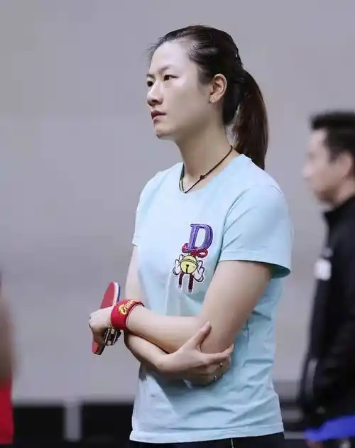 丁宁是谁(丁宁最新训练照片,颜值出色,皮肤白嫩光艳照人,身材苗条有型