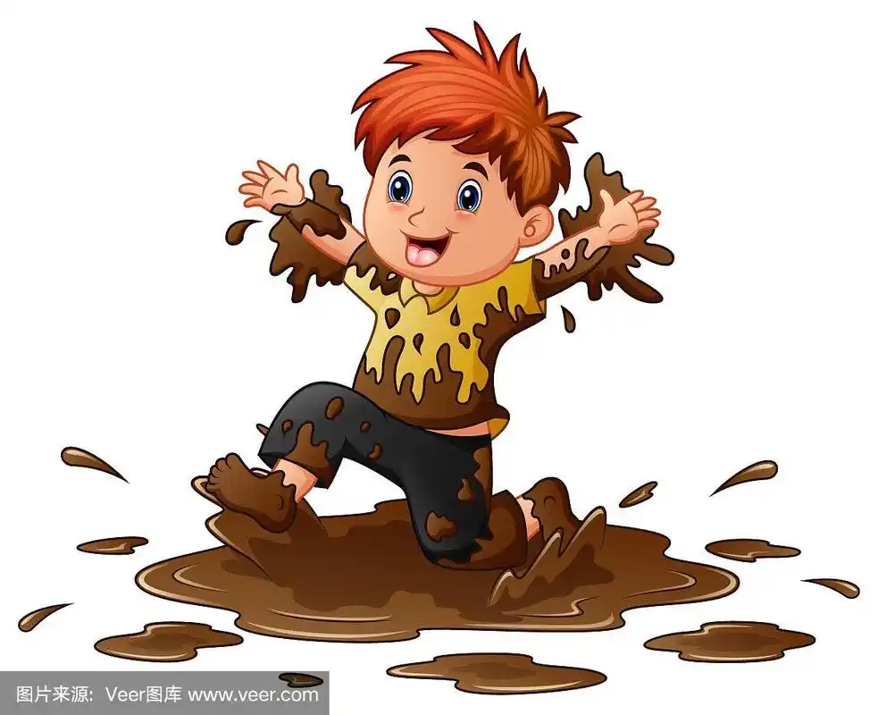 小男孩在泥里玩