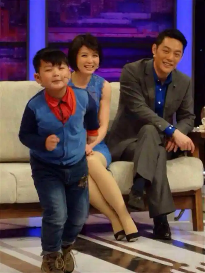 原创军旅霸王花程愫一手捧红丈夫却被抛弃为养娃重新复出