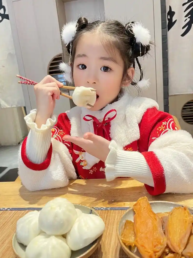 养女儿是一件非常幸福快乐的事情,连吃个包子都这 - 抖音