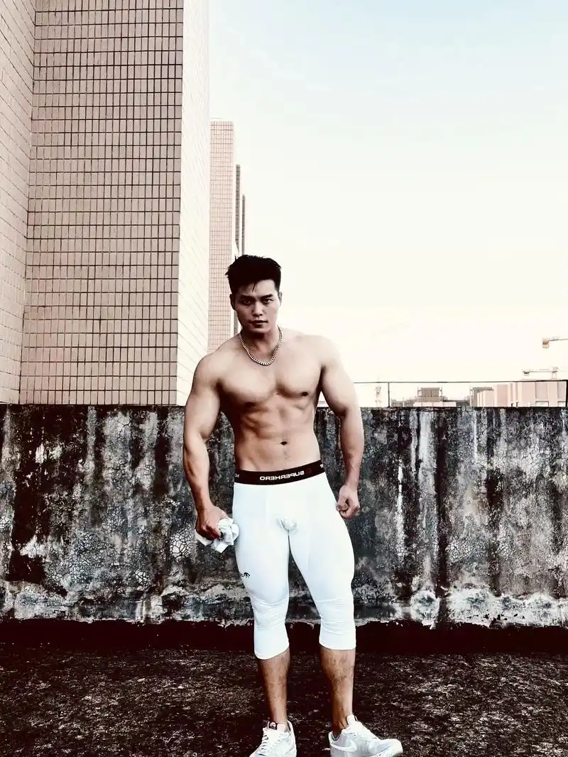 人终究会被年少不可得之物困扰一生#腹肌 #肌肉男 #这谁顶得 - 抖音