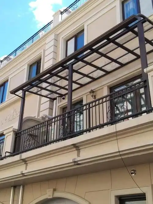 别墅阳台遮阳雨棚是一种安装在别墅阳台上的遮阳,避雨设施,具有以下