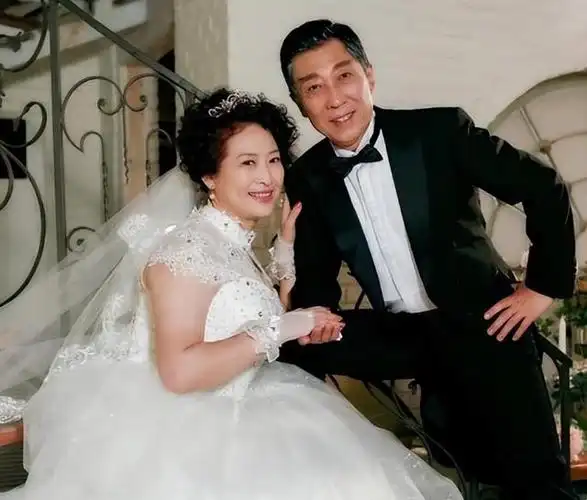 国家著名演员许娣与初恋老公恩爱43年生一子拍戏挣的钱全给他