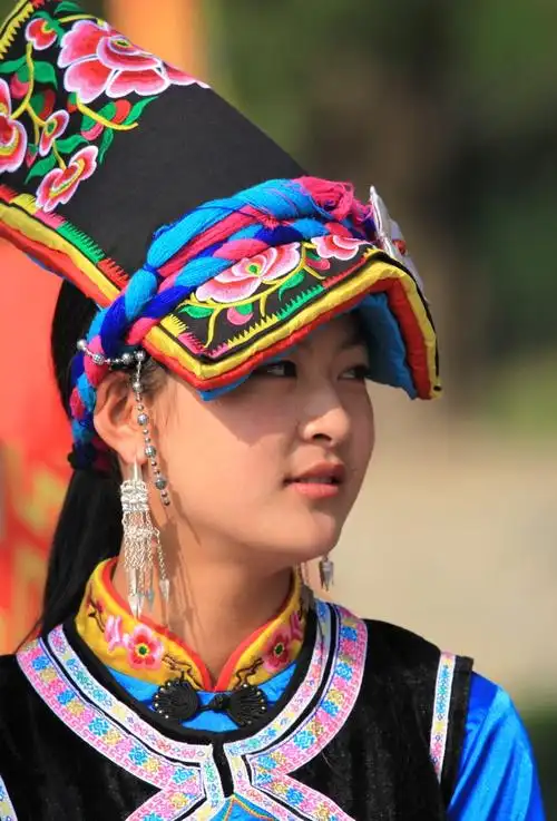 阳光下的羌族服饰