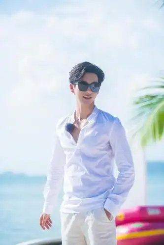 推哥加盟《妻子》 白衬衫墨镜清爽帅气