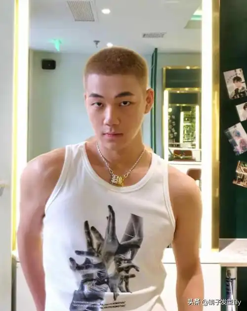 利落寸头也是一种比较帅气的男士发型,简单易打理,很适合爱省事的男士