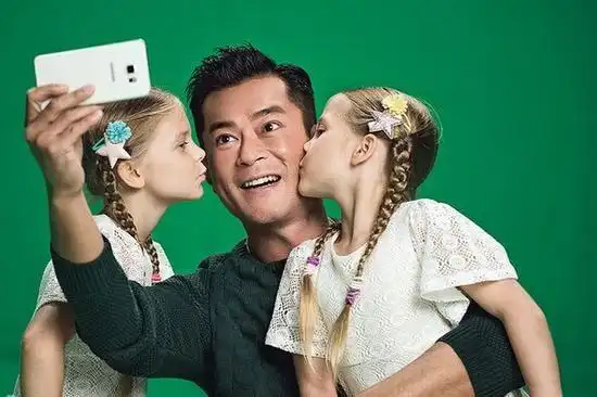 萌萌小模特献吻!古天乐笑称艳福无边