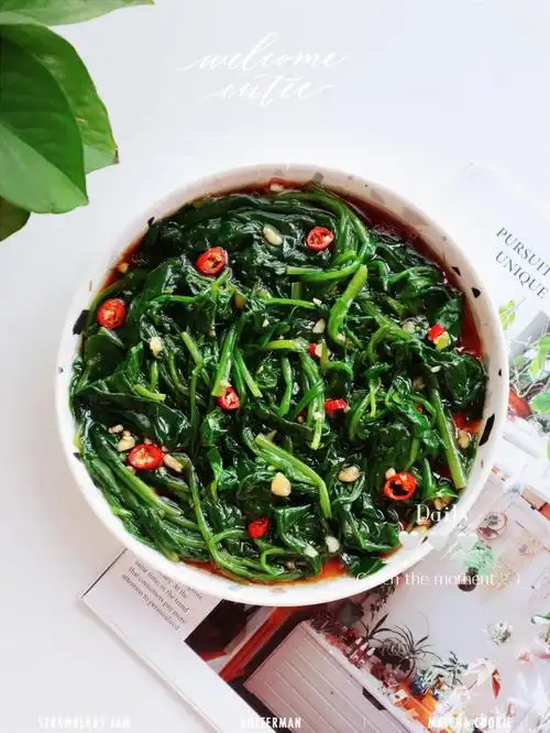 来做一道营养又美味的凉拌菠菜,低卡零脂,好吃不怕胖,做法超级简单