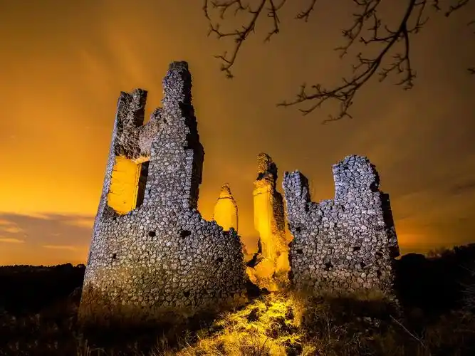 废墟,夜晚,光 壁纸